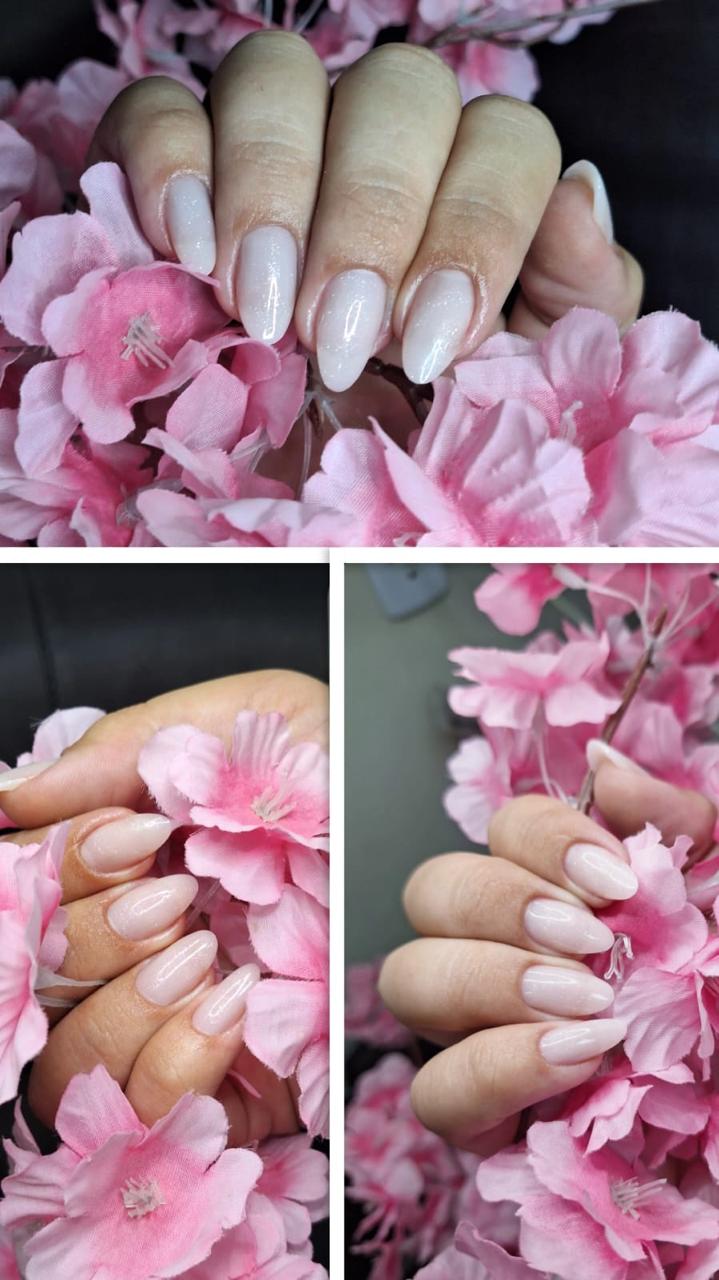 Unhas em tom rosa perolado