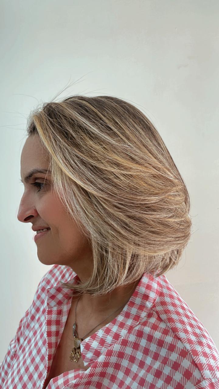 Loiro em corte curto com iluminação natural
