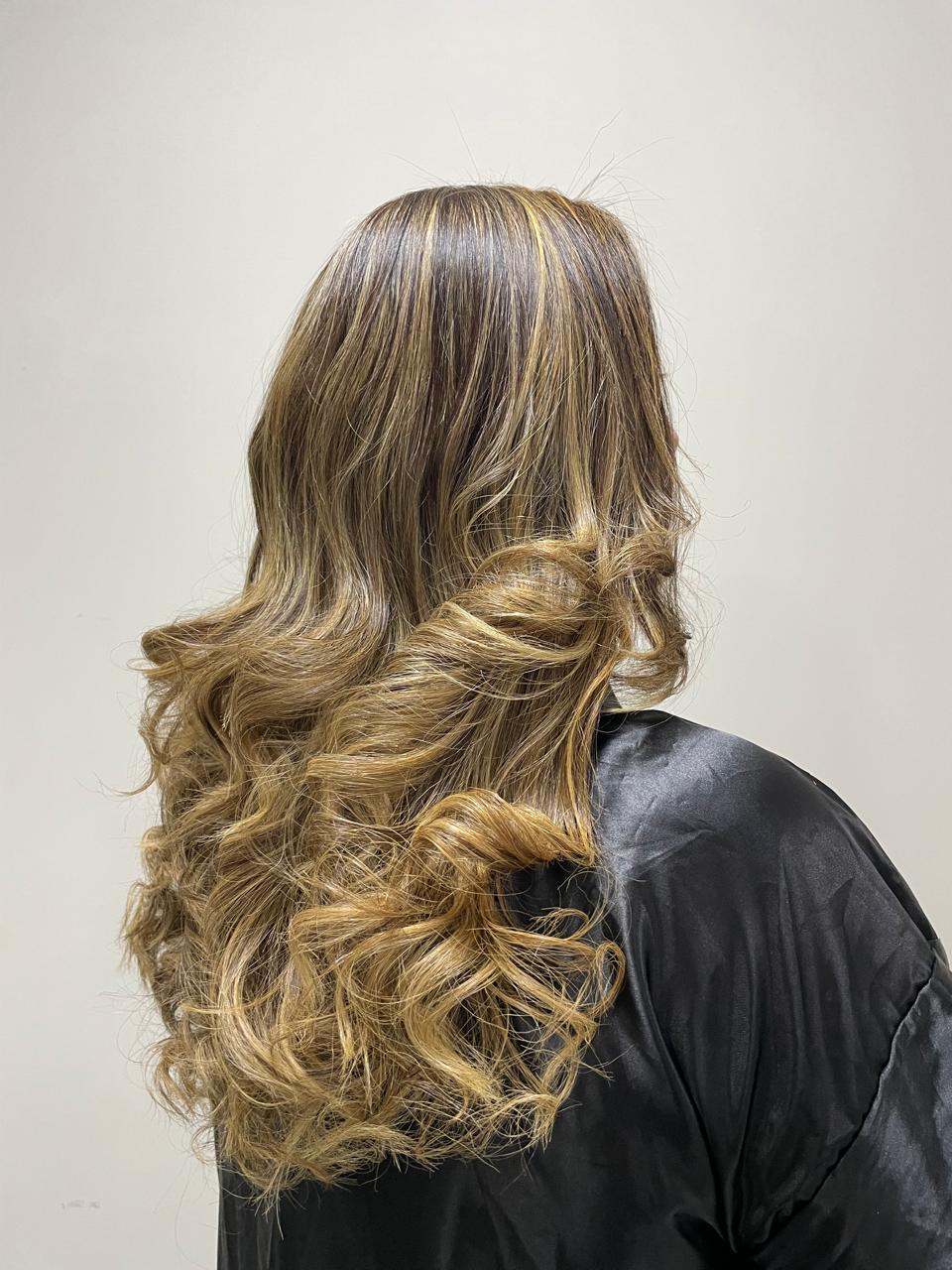 Mechas com ondas marcadas e brilho