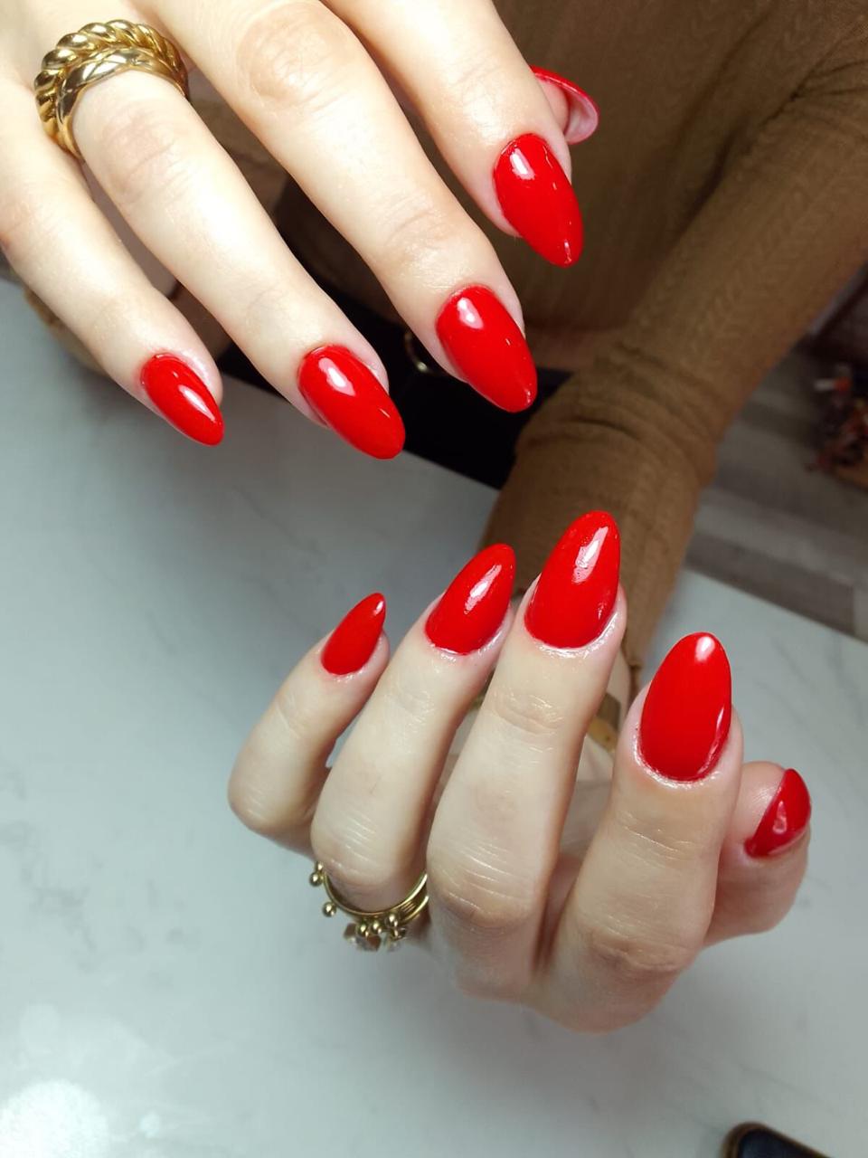 Unhas longas esmaltadas em vermelho
