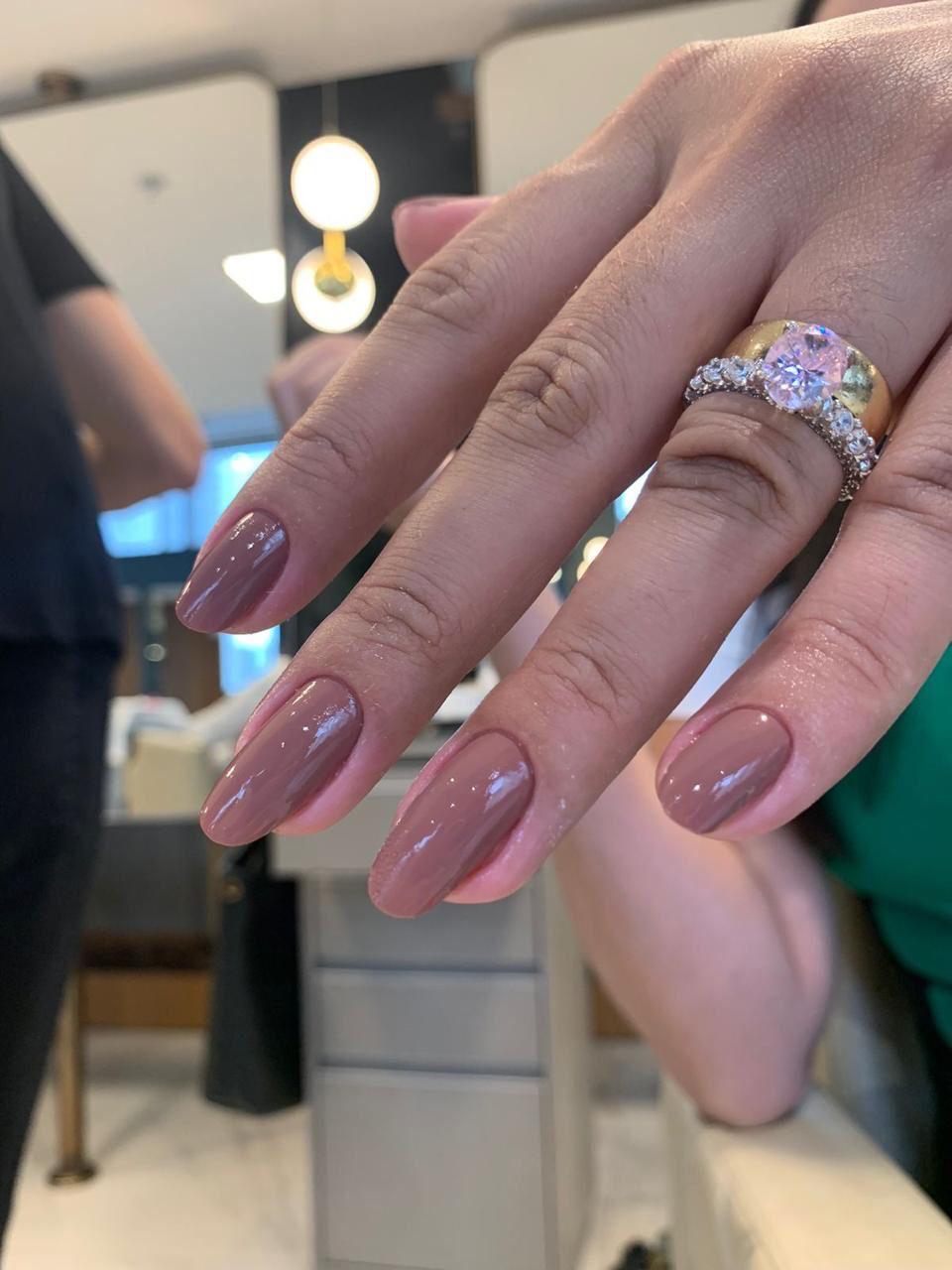 Unhas nude com acabamento natural